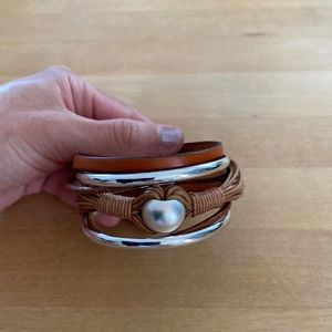 Multi-strand bracelet with Metallic Clasp